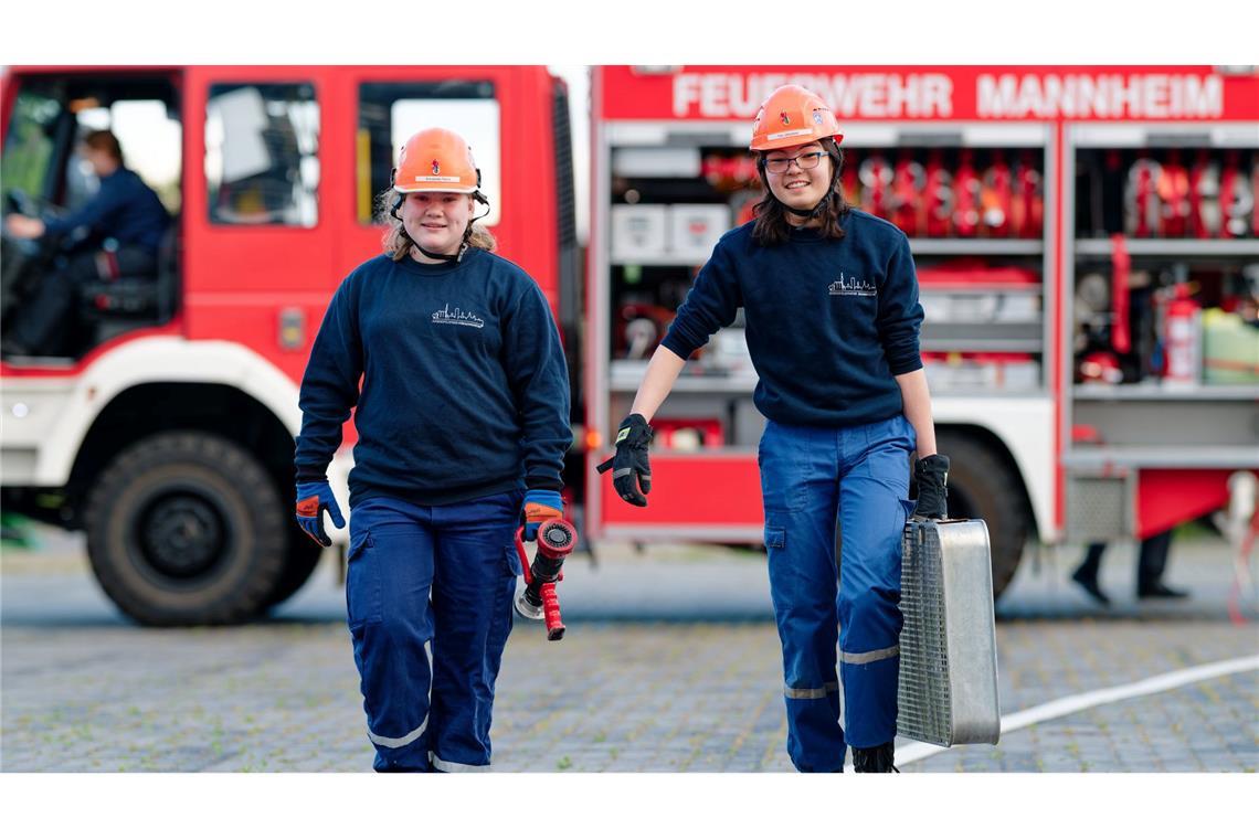 Bei der Jugendfeuerwehr in Mannheim üben Jugendliche Feuer löschen, Menschen retten und Teamarbeit.