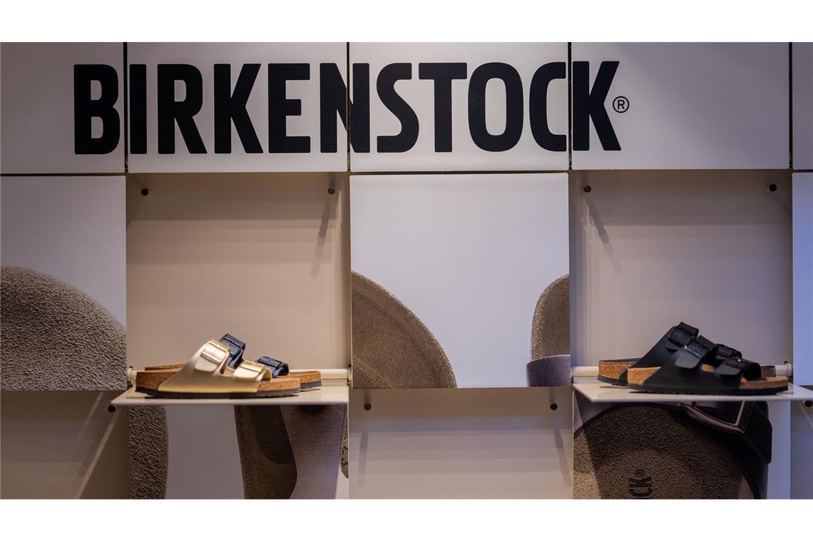 Keine Kunst, kein Urheberschutz: BGH urteilt zu Birkenstock Bei der juristischen Bewertung stand die Frage im Zentrum, ob Birkenstock über den funktionalen Zweck hinaus einen künstlerischen Gestaltungsspielraum ausgenutzt hat.