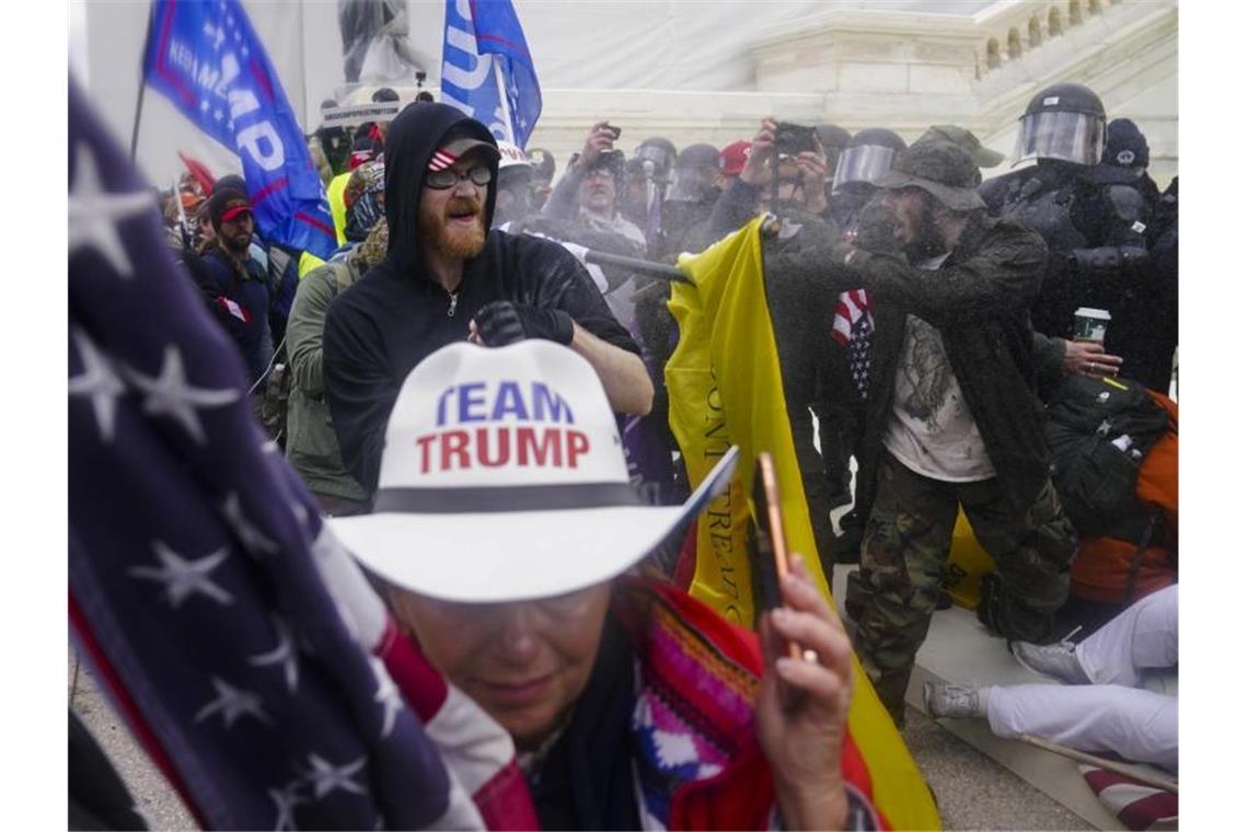 Bei der Kapitol-Attacke durch Trump-Anhänger starben fünf Menschen, Dutzende wurden verletzt. Foto: John Minchillo/AP/dpa