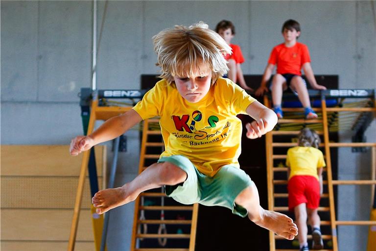 Bei der Kindersportschule schnuppern die Mädchen und Jungen in verschiedene Sportarten und erlernen grundlegende Bewegungsfähigkeiten. Archivfoto: Alexander Becher
