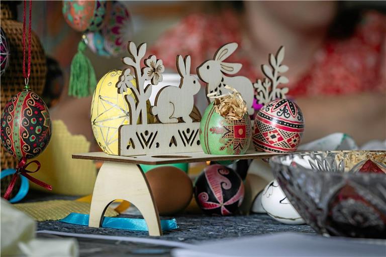 Bei der kleinteiligen Gestaltung der Pysanka ist viel Geschicklichkeit gefragt. Fotos: Alexander Becher