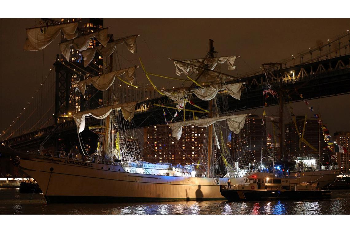 Schiff kollidiert mit Brooklyn Bridge - 22 Verletzte Bei der Kollision wurden unter anderem die Masten des Schiffes beschädigt.