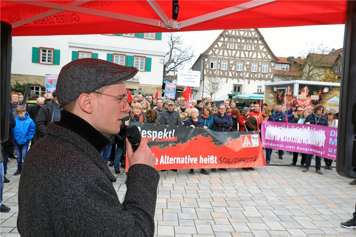 Bei der Kundgebung „Alfdorf gegen Rechts“ spricht Tim Neumann vom Bündnis ‚Zusammen gegen Rechts – Rems-Murr‘ auf dem Marktplatz. Foto: G. Habermann
