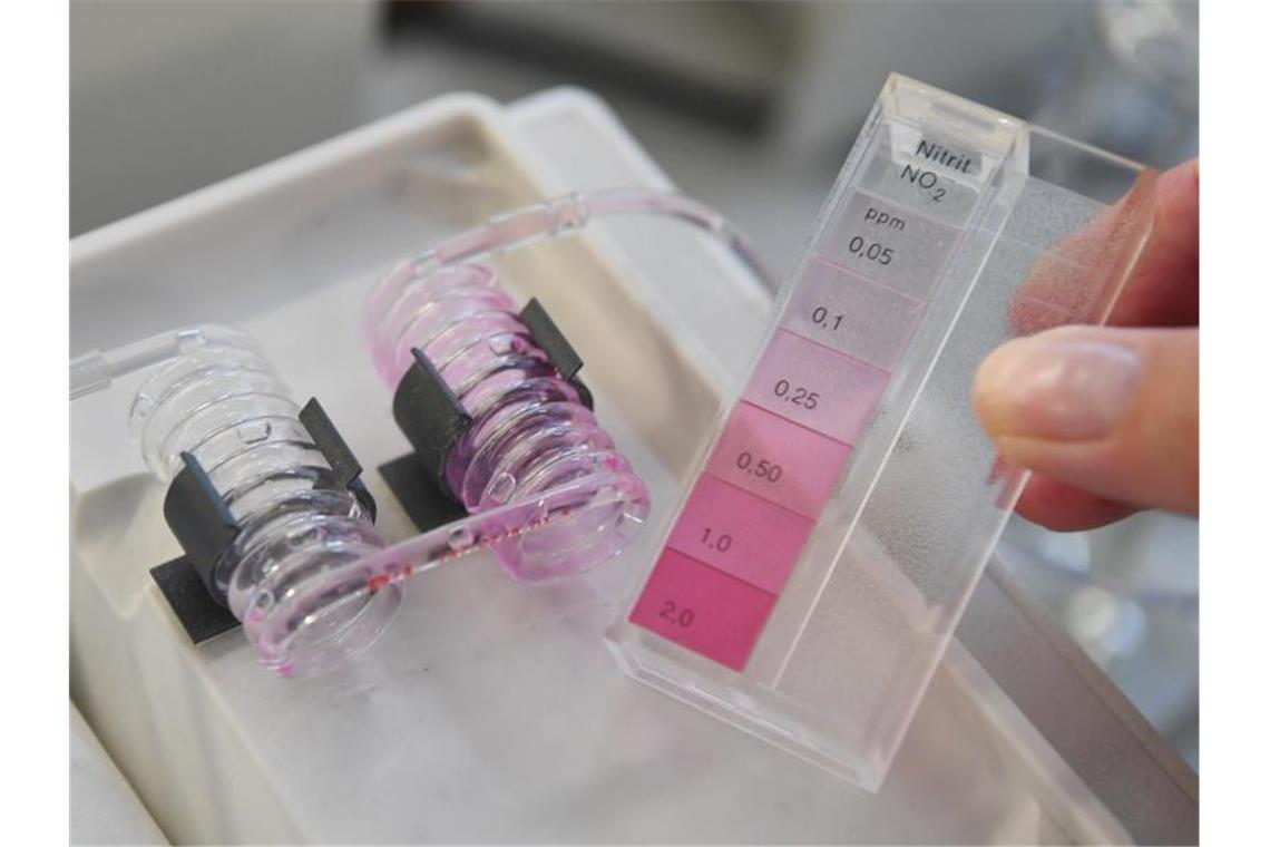 Länder wollen Nitrat-Messnetz überprüfen oder vergrößern Bei der Landesanstalt für Umwelt, Messungen und Naturschutz Baden-Württemberg wird mit einem Durchflussphotometer der Nitratgehalt im Wasser über Nitrit bestimmt. Foto: Uli Deck/dpa