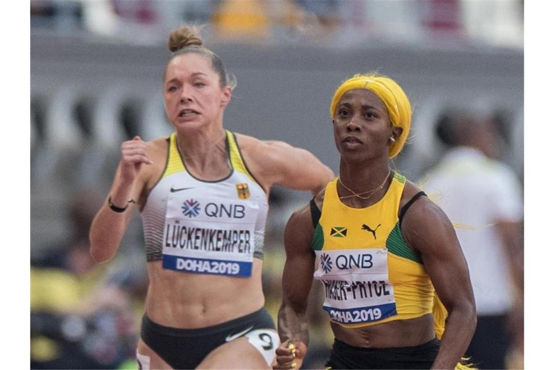 Bei der Leichtathletik-WM hat die deutsche Gina Lückenkemper (l) das Halbfinale über 100 Meter erreicht. Foto: Oliver Weiken