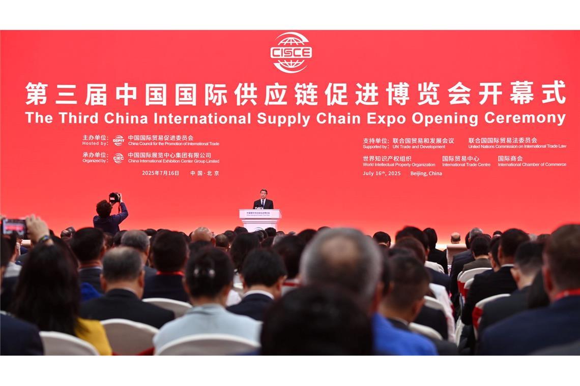 China kritisiert Politisierung des Welthandels Bei der Lieferketten-Messe stellen auch Unternehmen aus Deutschland ihre Waren aus.