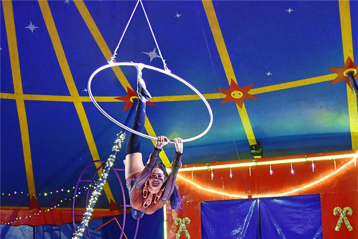 Circus Montreal atmet auf Bei der Luftnummer unterm Manegendach von Michelle Köllner halten Groß und Klein den Atem an.