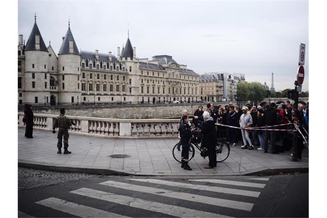 Bei der Messerattacke in der Pariser Polizeipräfektur sind fünf Menschen getötet worden. Foto: Kamil Zihnioglu/AP/dpa