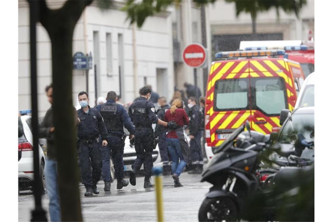 Bei der Messerattacke sind zwei Menschen verletzt worden. Foto: Thibault Camus/AP/dpa
