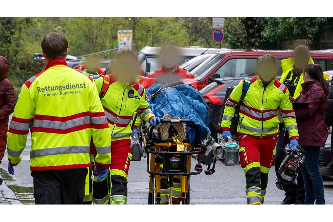 Bei der Messerattacke werden eine Frau und ihre beiden Kinder verletzt. Der 13-jährige Sohn stirbt.