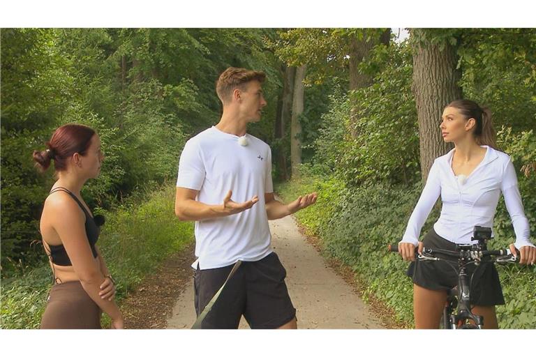 Bei der morgendlichen Joggingrunde erzählt Friedrich Laura (li.) und Selina von den Aufgaben, die ein Jäger hat.