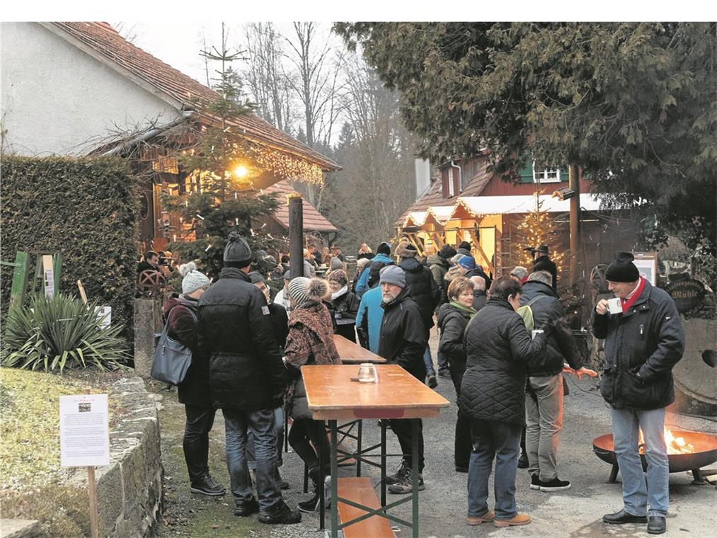 Fröhliches Markttreiben Bei der Mühlenweihnacht in Kirchenkirnberg konnten es sich die Besucher gut gehen lassen und entspannen, Kinder das Gelände genussvoll erkunden. Foto: J. Fiedler