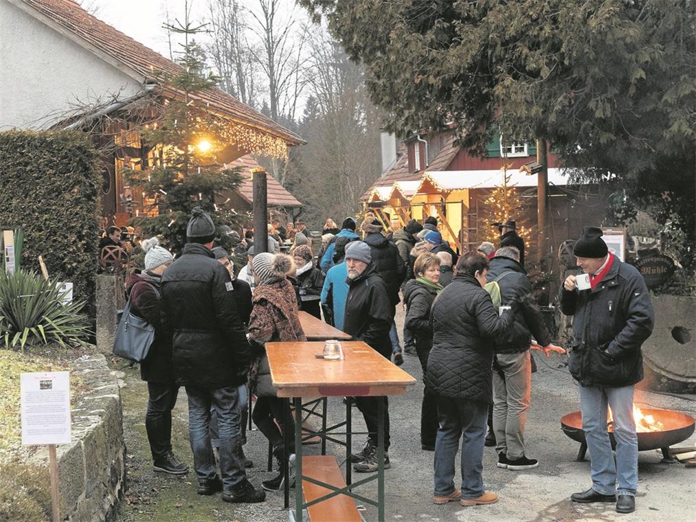 Bei der Mühlenweihnacht in Kirchenkirnberg konnten es sich die Besucher gut gehen lassen und entspannen, Kinder das Gelände genussvoll erkunden. Foto: J. Fiedler