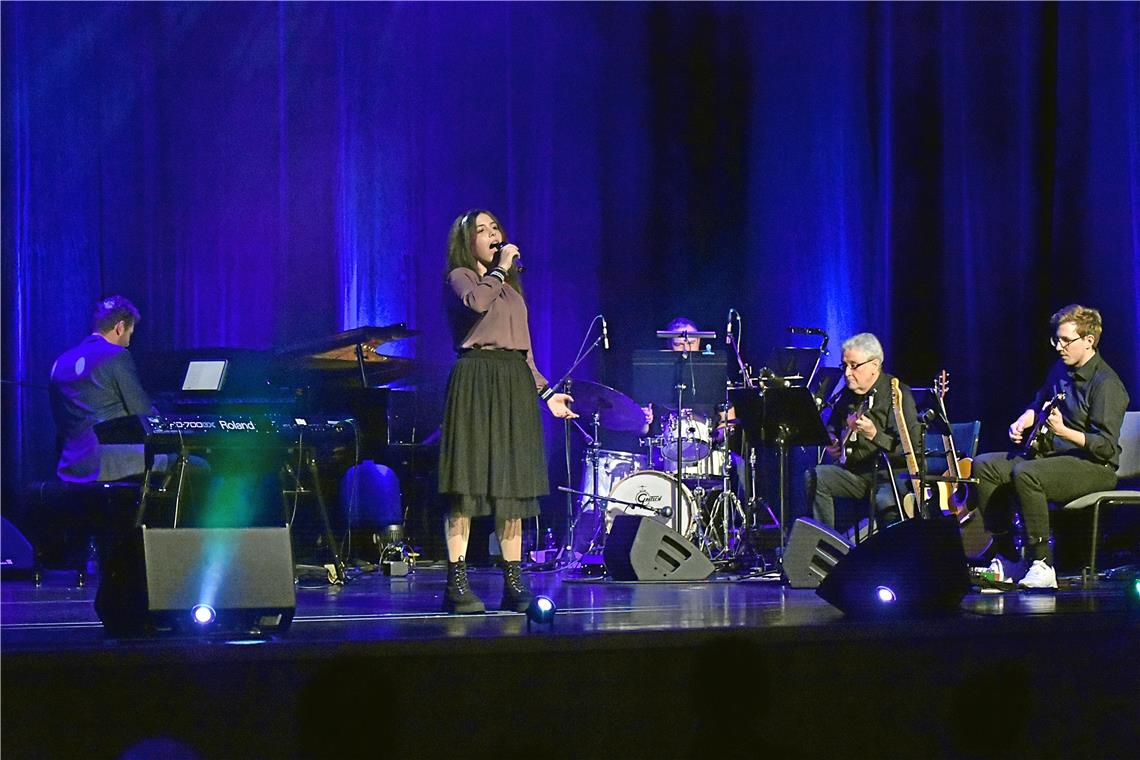 Bei der Musical Night der Jugendmusik- und Kunstschule Backnang trägt Kyriaki Mavromatidou gefühlvoll den Song „Gold von den Sternen“ aus dem Musical „Mozart“ vor. Fotos: Tobias Sellmaier