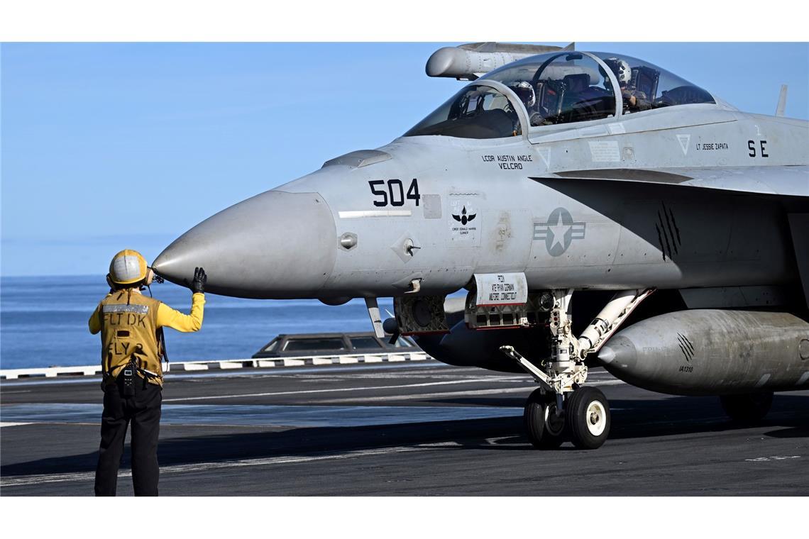 Bilder des Tages Bei der Nato-Übung "Neptun Strike 25" in der Nordsee vor Norwegen wird ein Kampfflugzeug auf dem US-Flugzeugträger USS Gerald R. Ford in Position gebracht.