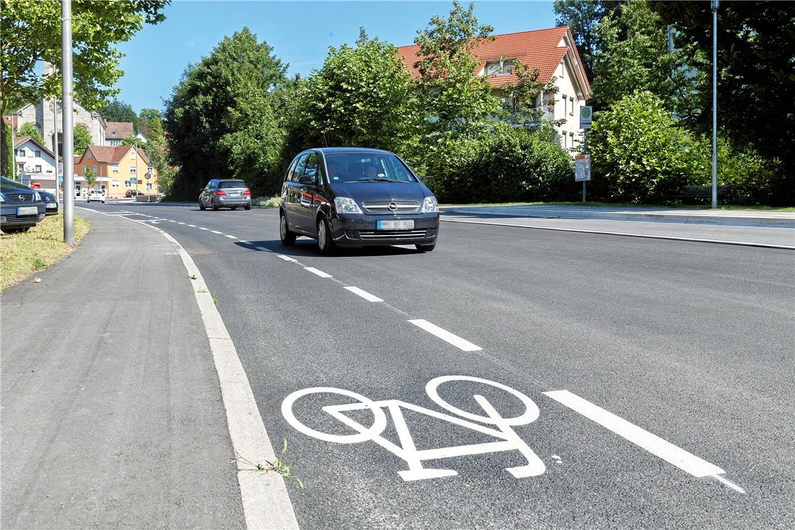 Bei der neuen Ortsdurchfahrt durch Spiegelberg ist fast alles fertig. An einigen Stellen fehlen nur noch Schilder und Fahrradschutzstreifen.