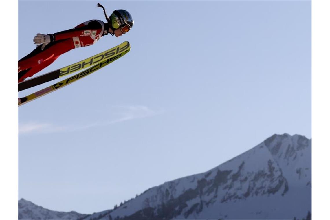 Bei der nordischen Ski-WM feiern die Frauen Premiere von der Großschanze. Foto: Daniel Karmann/dpa