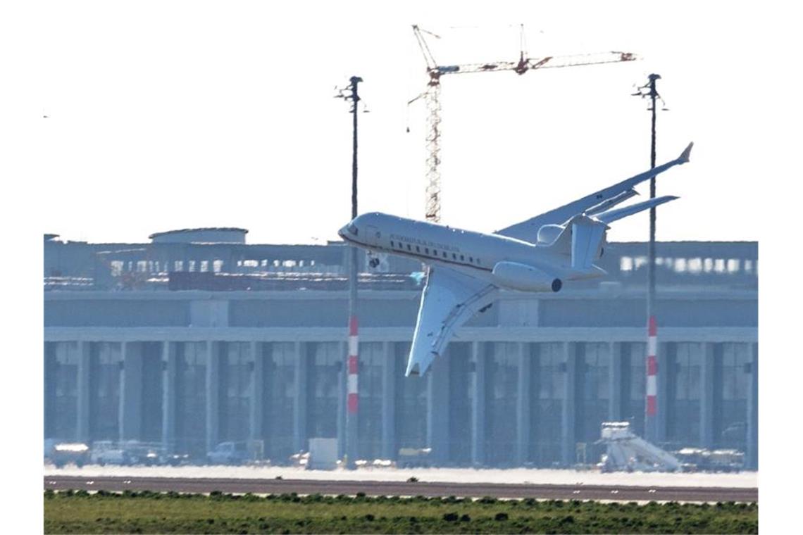 „Spiegel“: Regierungsflugzeug ist nach Bruchlandung Schrott Bei der Notlandung hatte die Maschine mit beiden Tragflächen Bodenberührung und schrammte nur knapp an einem schweren Unglück vorbei. Foto: Marcel Russ