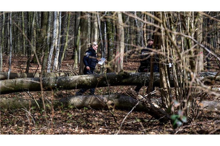 Bei der Ostereiersuche einer Gruppe stürzt ein Baum um.
