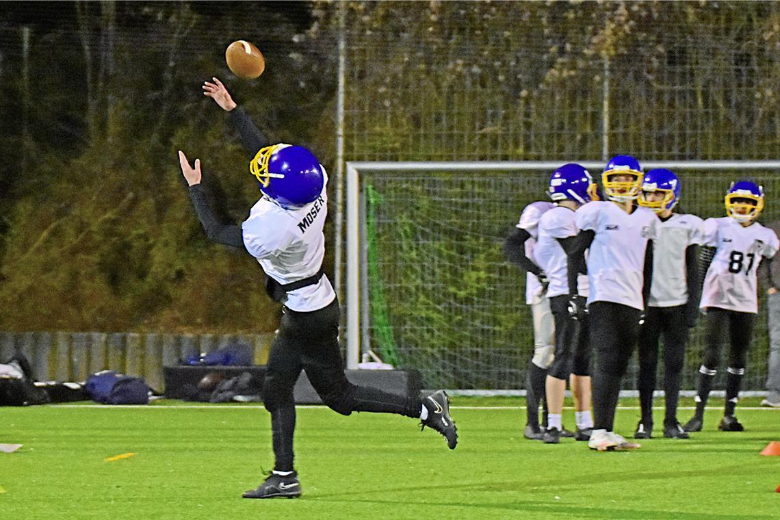 Bei der Pass- und Fangübung auf dem Kunstrasen der Karl-Euerle-Anlage ist Leopold Moser auf den Ball fixiert. Foto: Tobias Sellmaier