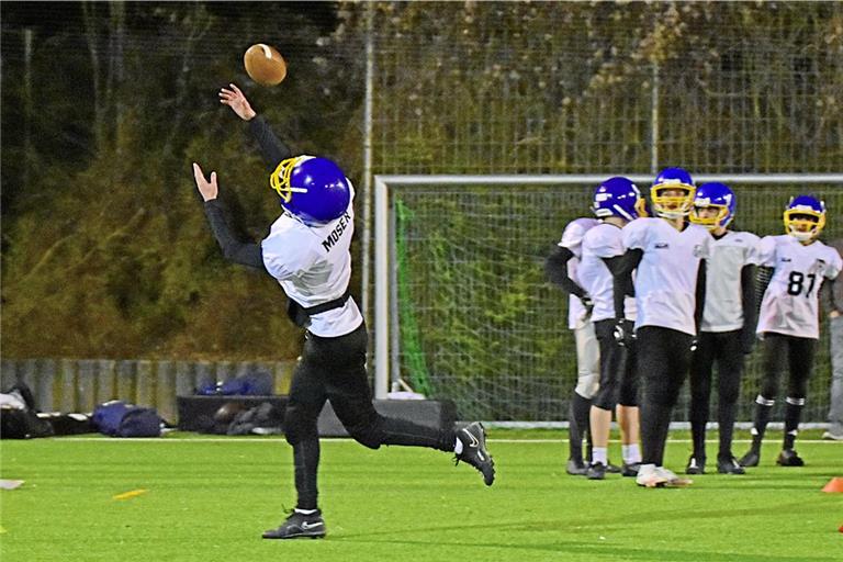 Bei der Pass- und Fangübung auf dem Kunstrasen der Karl-Euerle-Anlage ist Leopold Moser auf den Ball fixiert. Foto: Tobias Sellmaier