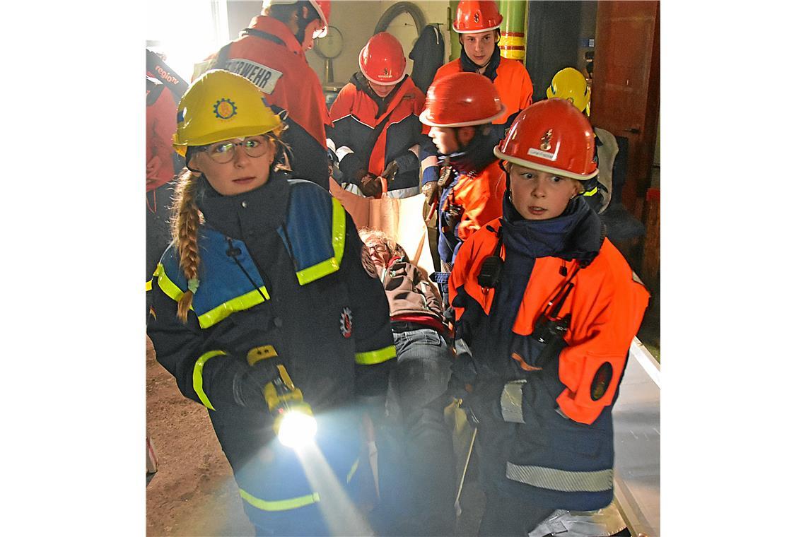 Bei der Personenrettung läuft alles Hand in Hand. Feuerwehr-Jugend-Großübung „Re...