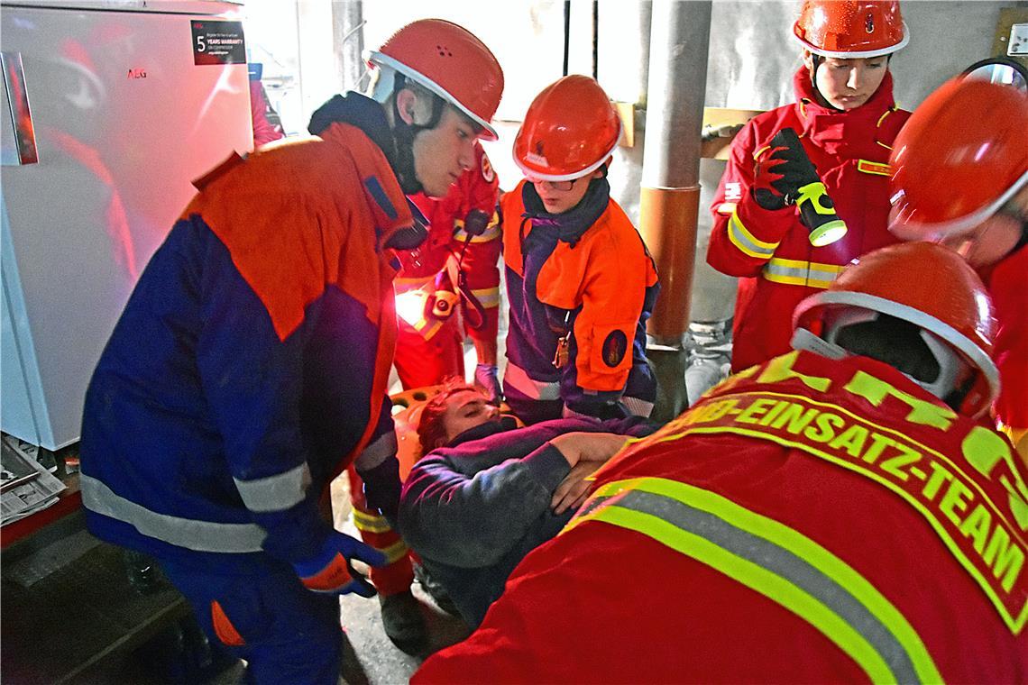 Bei der Personenrettung läuft alles Hand in Hand. Feuerwehr-Jugend-Großübung „Re...