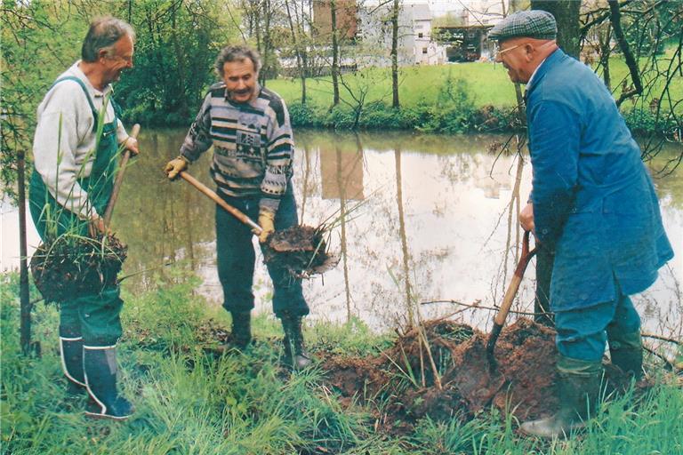 Bei der Pflanzaktion am Murrufer vor rund 40 Jahren halfen Walter Layher, Werner Häussermann und Theo Kunzi (von links) mit. Das Thema Wasser war der Aktionsgemeinschaft auch immer sehr wichtig. Foto: privat