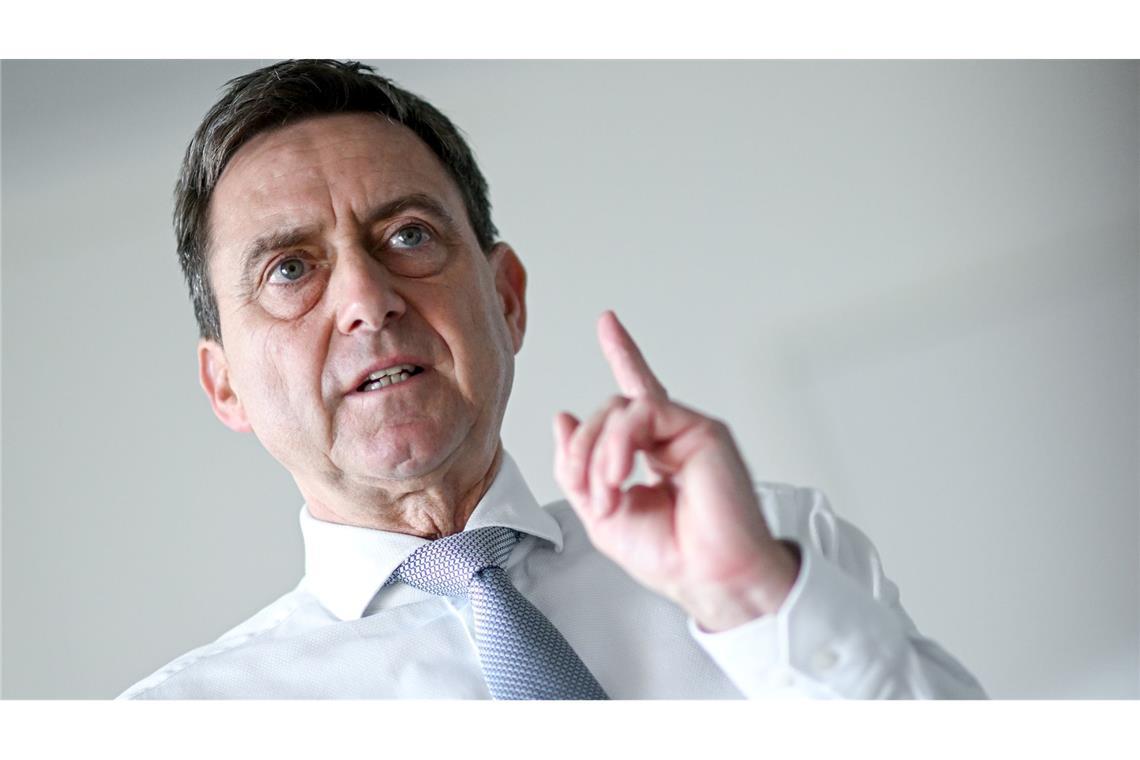 "Bei der Pflegeversicherung brennt die Hütte", warnt GKV-Chef Oliver Blatt. (Archivbild)