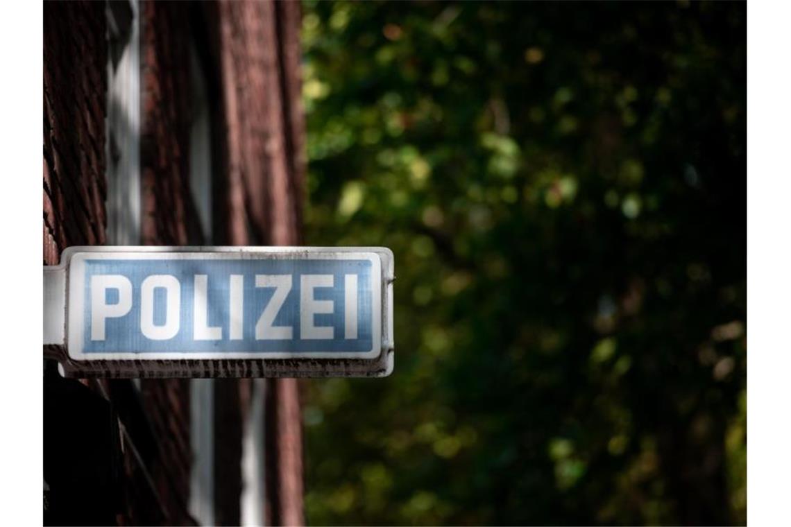 EU-Kommission fordert Maßnahmen gegen Rassismus bei Polizei Bei der Polizei in Nordrhein-Westfalen werden zahlreiche Beamte verdächtigt, an mindestens fünf rechtsextremen Chat-Gruppen beteiligt gewesen zu sein. Foto: Fabian Strauch/dpa
