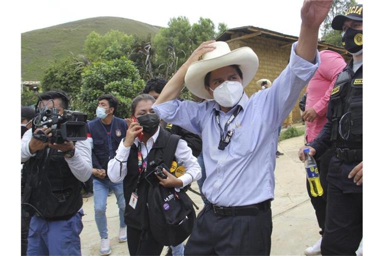 Bei der Präsidentenwahl in Peru liegt der Linkskandidat Pedro Castillo überraschend vorne. Foto: -/Andina News Agency/AP/dpa