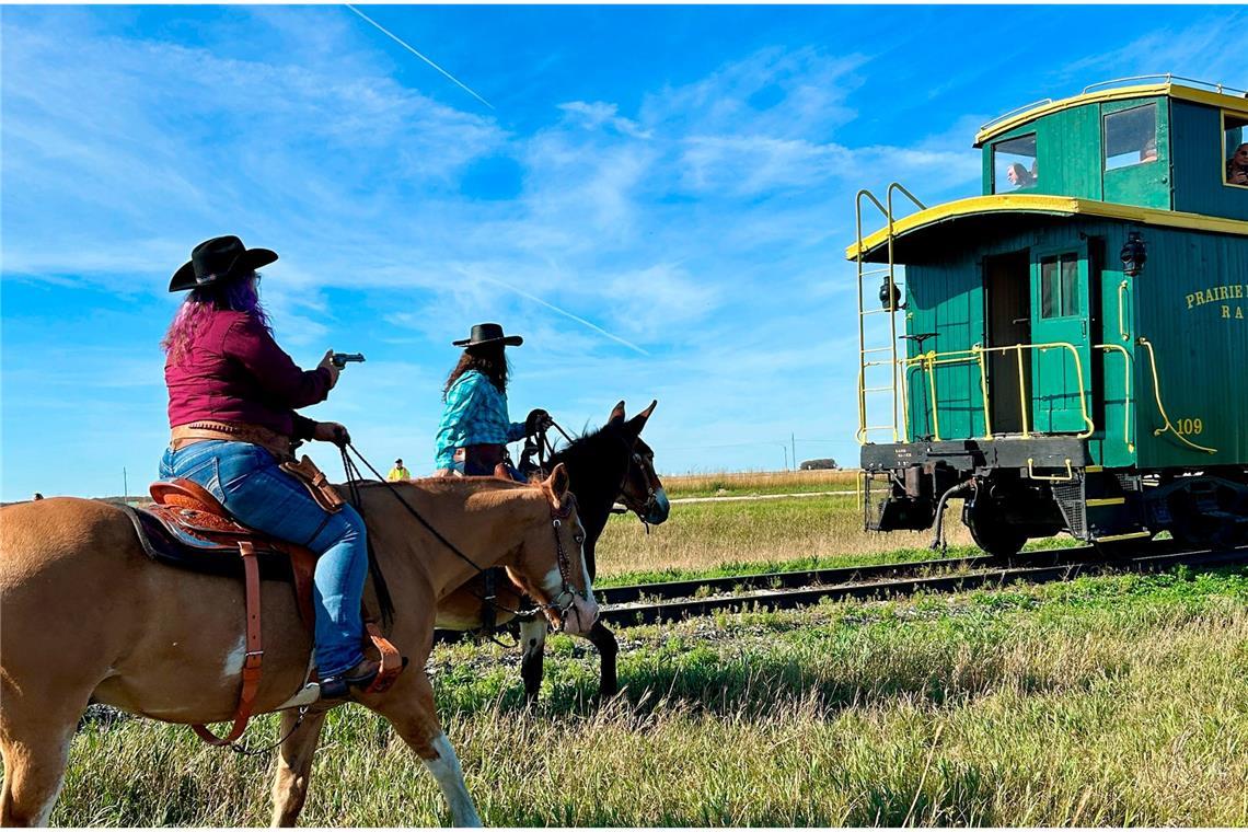 Bei der Prairie Dog Central Railway haben sie Spass daran, den Wilden Westen durch einen Überfall auf den historischen Zug wieder aufleben zu lassen.