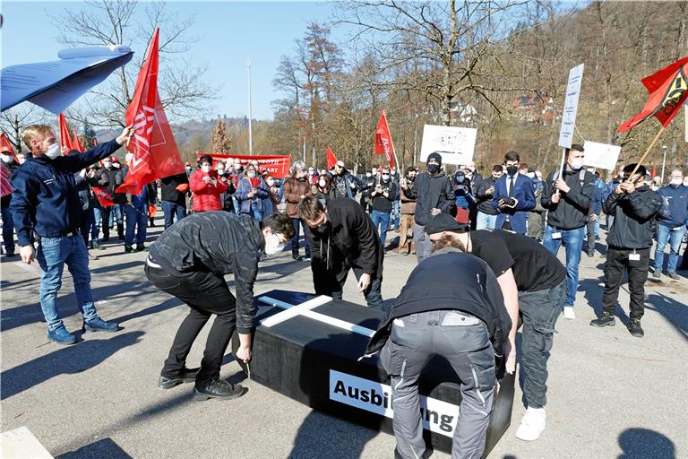 Bei der Protestkundgebung haben die Auszubildenden ihre Befürchtungen in Szene gesetzt: Sie kamen in Schwarz gekleidet mit einem Sarg und haben die Ausbildung symbolisch zu Grabe getragen. Foto: J. Fiedler