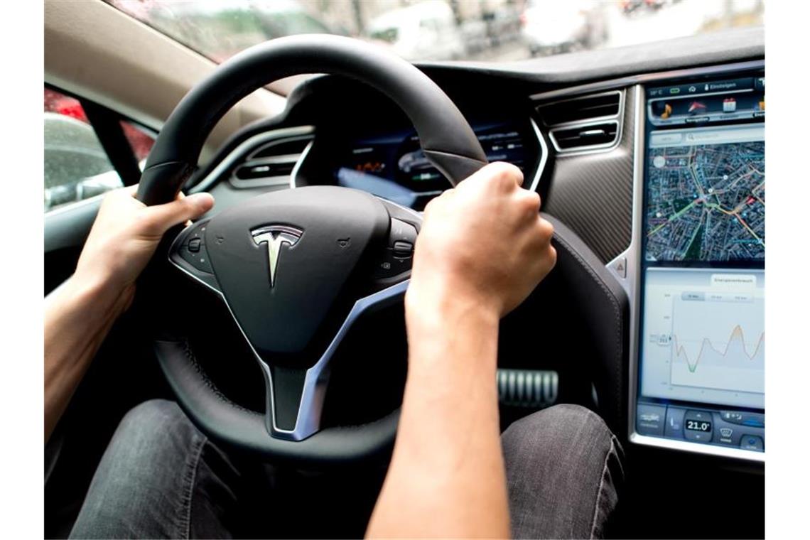 Bei der Prüfung geht es um mögliche Sicherheitsrisiken des berührungsempfindlichen Bildschirms in der Mittelkonsole von verschiedenen Tesla-Modellreihen. Foto: picture alliance / dpa