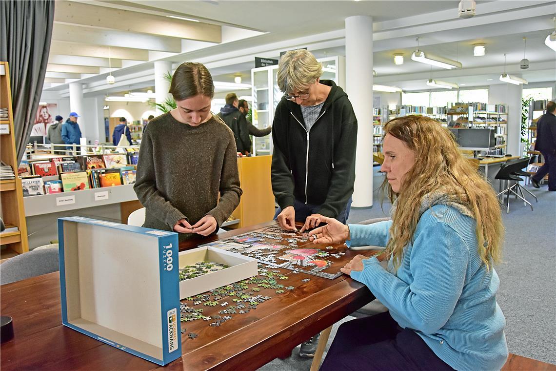 Bei der Puzzle-Tauschbörse in der Stadtbücherei darf auch gepuzzelt werden.Tulpe...