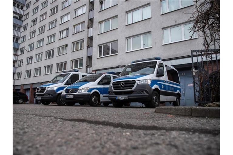 Bei der Razzia gegen Schleuser, denen Menschenhandel und Zwangsprostitution vorgeworfen wird, durchsuchten Beamte zahlreiche Wohnungen in Berlin sowie in anderen Städten. Foto: Paul Zinken/dpa-Zentralbild/dpa