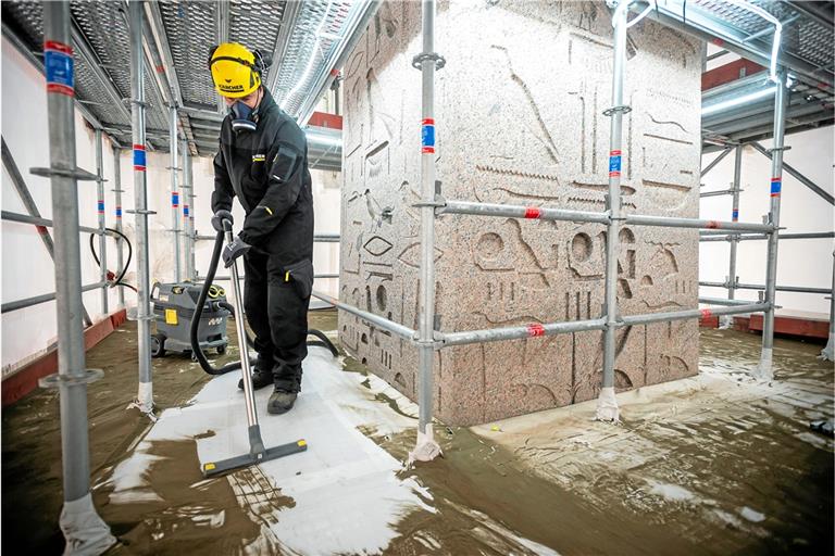 Bei der Reinigung tragen die Arbeiter einen Ganzkörperschutz mit Atemmaske und Frischluftzufuhr.  Foto: Kärcher