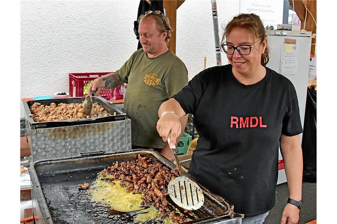 Bei der Rems-Murr Dartliga bruzzelt der Chef selbst. Holger Steck (links). 