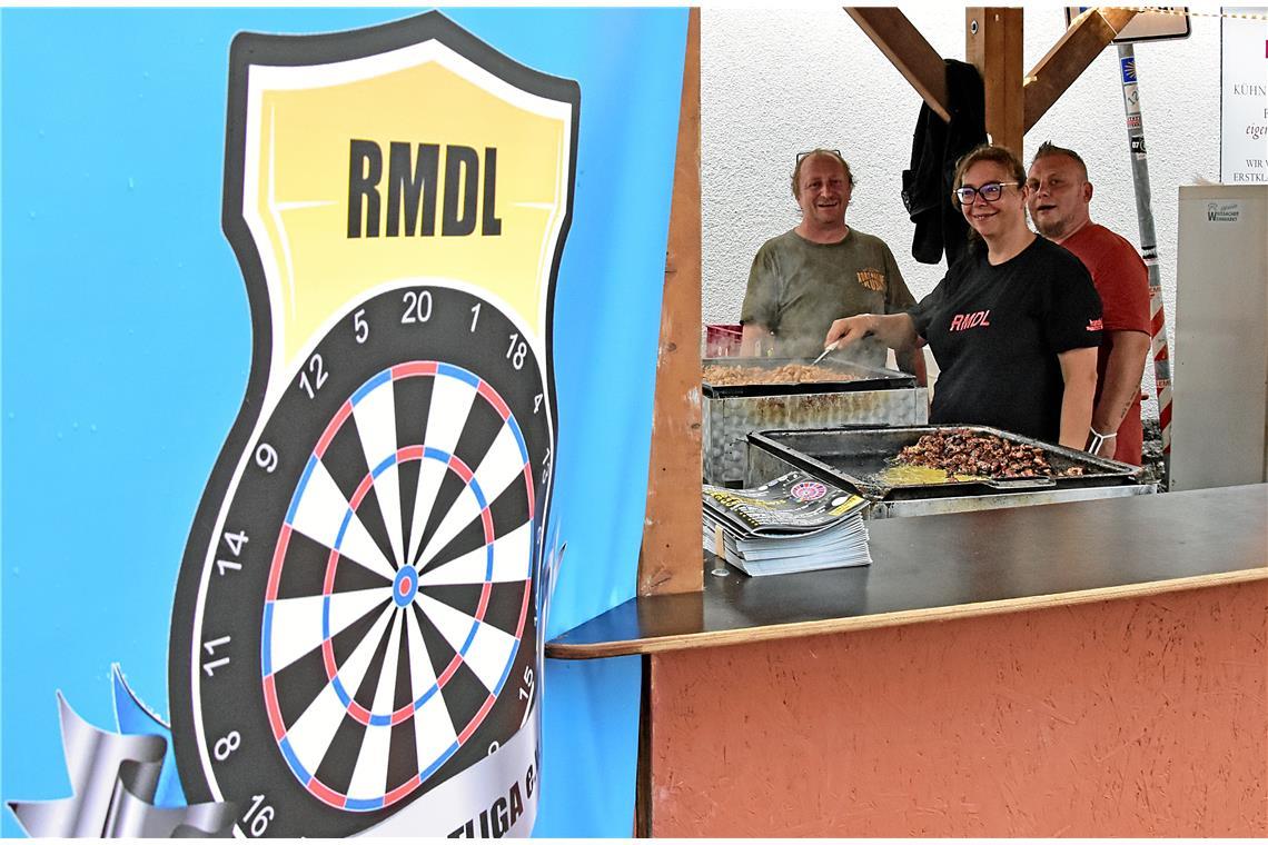 Bei der Rems-Murr Dartliga bruzzelt der Chef selbst. Holger Steck (links). 