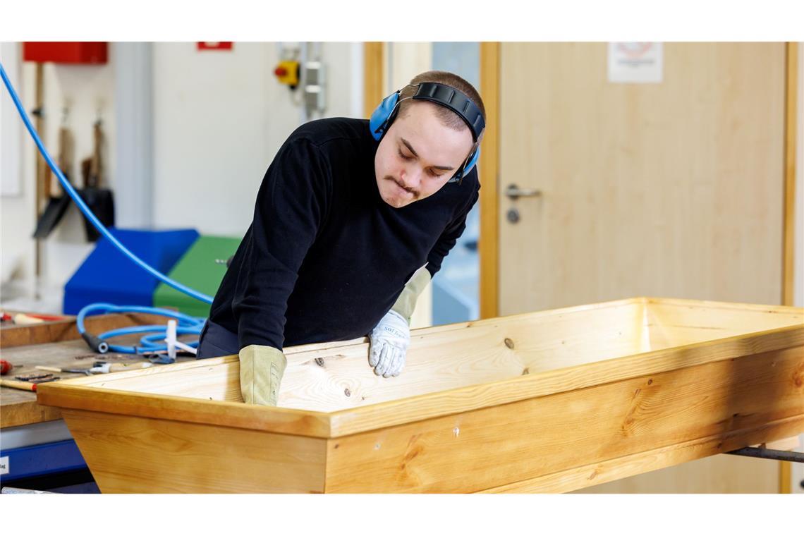 Kollege Tod - So werden Bestatter ausgebildet Bei der Sarggestaltung ist handwerkliches Geschick gefragt.