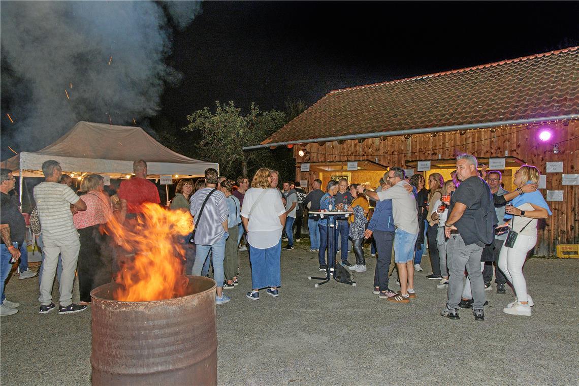 Scheunenromantik trifft Kellerparty in Auenwald Bei der Scheune der Kleintierzüchter sorgen Feuertonnen für stimmungsvolle Atmosphäre. Foto: Jörg Fiedler