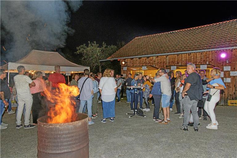 Bei der Scheune der Kleintierzüchter sorgen Feuertonnen für stimmungsvolle Atmosphäre. Foto: Jörg Fiedler