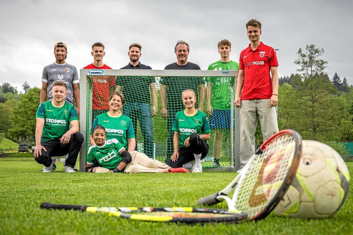 Leistungsträger auf und abseits des Platzes Bei der SGOS wird Fußball und Tennis gespielt, die Familie Stoppel mischt in beiden Abteilungen an vorderster Front mit. Moussa, Lukas, Alexander, Oliver, Max und Moritz Stoppel (stehend von links), Even, Kerstin und Heidi Stoppel (kniend) sowie Kadiatou Stoppel (liegend) haben noch ein paar weitere Verwandte, die ebenfalls einen engen Bezug zum Verein und zu Oppenweiler haben. Foto: Alexander Becher