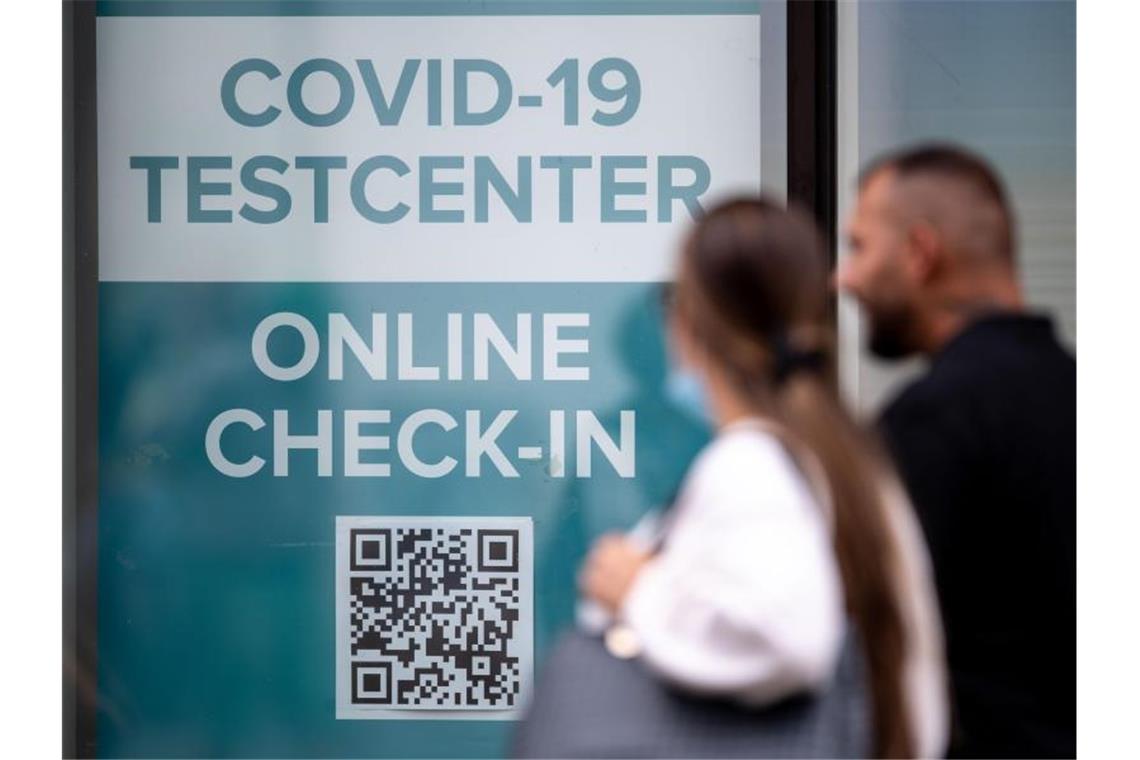RKI registriert 8854 Neuinfektionen - Inzidenz bei 64,4 Bei der Sieben-Tage-Inzidenz in Deutschland gibt es momentan wenig Dynamik. Foto: Marius Becker/dpa