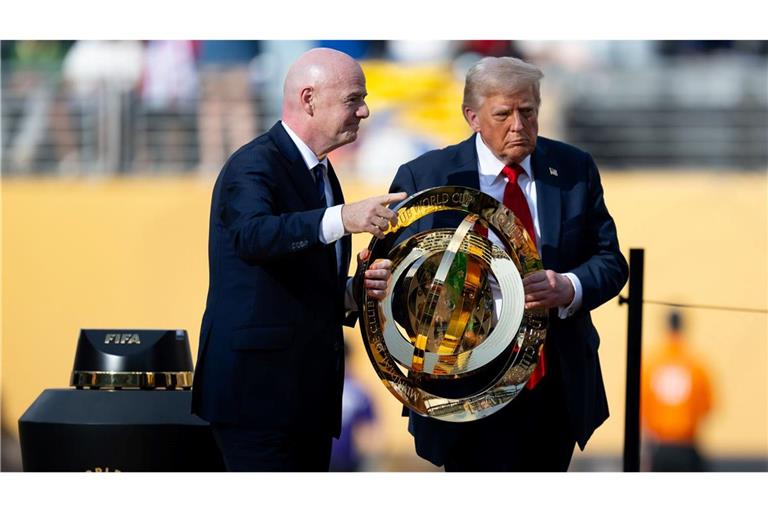 Bei der Siegerehrung der Club-WM Mitte Juli präsentierten sich US-Präsident Donald Trump (r) und FIFA-Chef Gianni Infantino Seite an Seite.