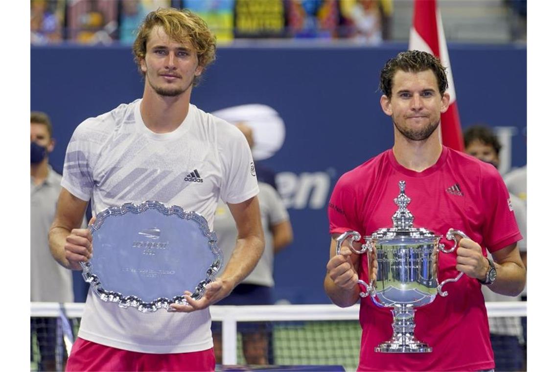 Bei der Siegerehrung mit Dominic Thiem kamen Verlierer Alexander Zverev (l) die Tränen. Foto: Frank Franklin II/AP/dpa