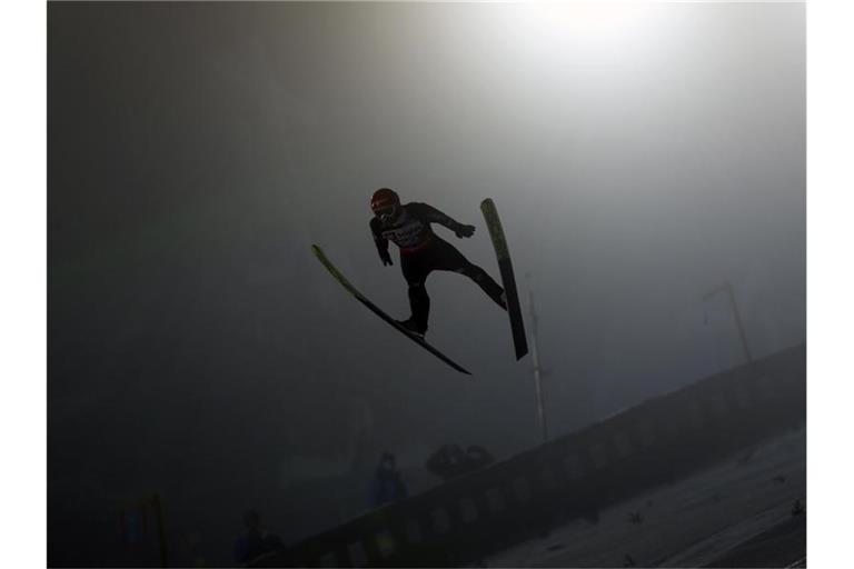 Bei der Skiflug-WM in Planica greift Markus Eisenbichler nach Gold. Foto: Darko Bandic/AP/dpa