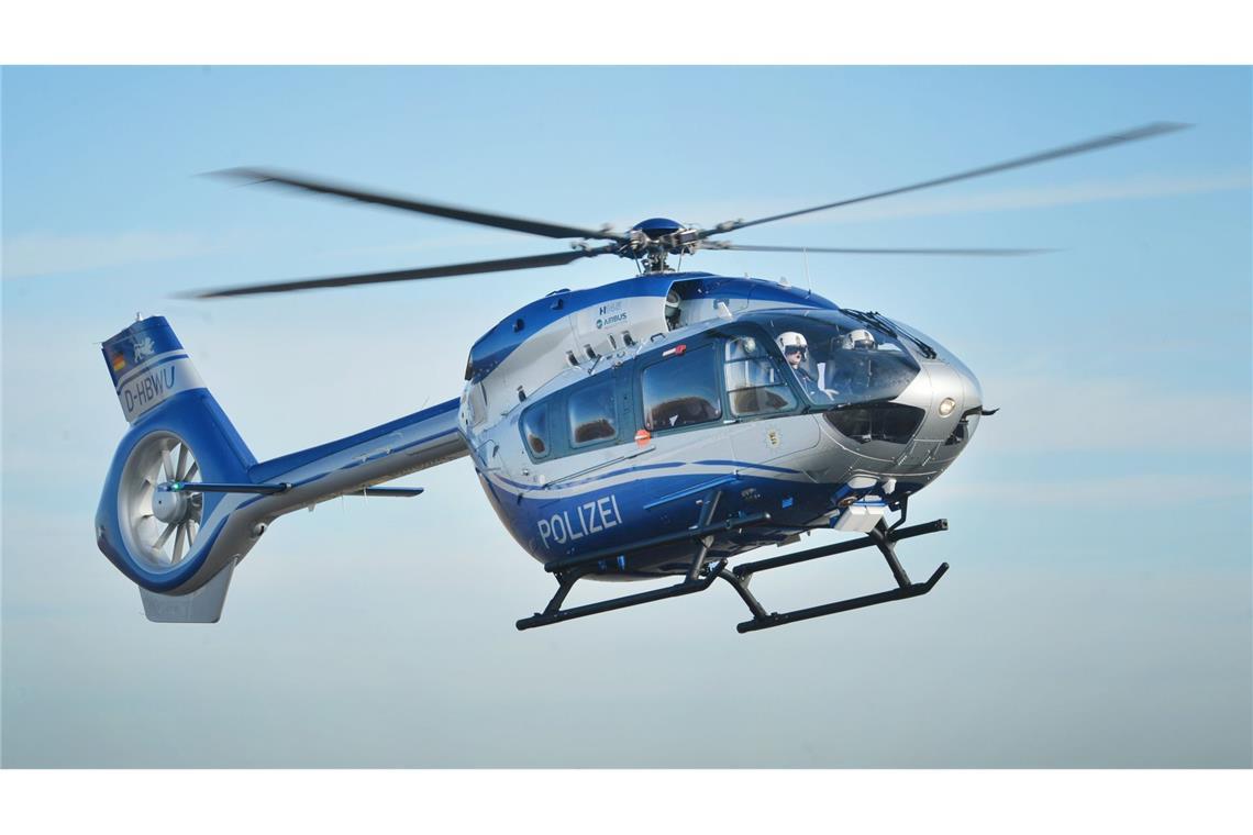 Mann ohne Führerschein rast Polizei davon Bei der Suche nach dem Autofahrer setzte die Polizei einen Hubschrauber ein. (Symbolbild)