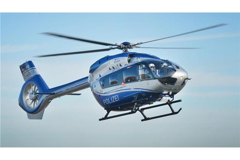 Bei der Suche nach dem Autofahrer setzte die Polizei einen Hubschrauber ein. (Symbolbild)