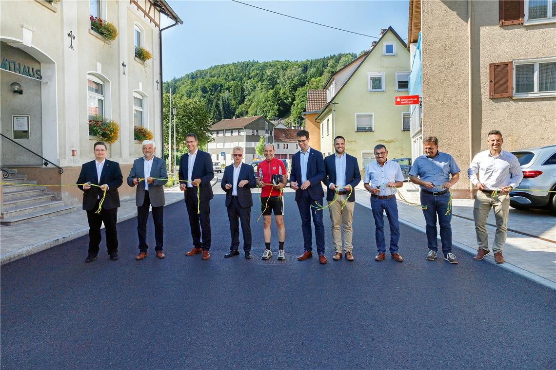 Bei der symbolischen Freigabe der neuen Ortsdurchfahrt gestern vor dem Spiegelberger Rathaus mit dabei: Regierungspräsident Wolfgang Reimer (Zweiter von links), Landrat Richard Sigel (Dritter von links) und Bürgermeister Uwe Bossert (Vierter von links). Fotos: J. Fiedler